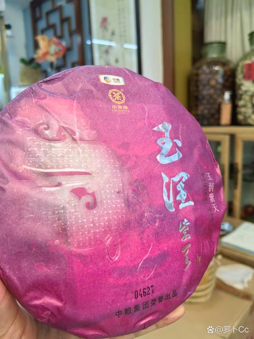 风拢残香沁旧檐,雨敲石阶碎流年 虬枝忍顾金钿落,鬓角悄沾玉露寒 邻院